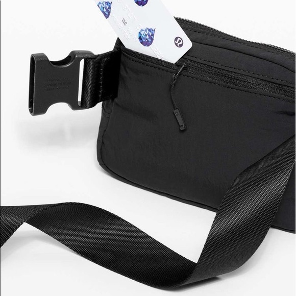 NEW Lululemon Everywhere Belt Bag Black - Picture 6 of 17
